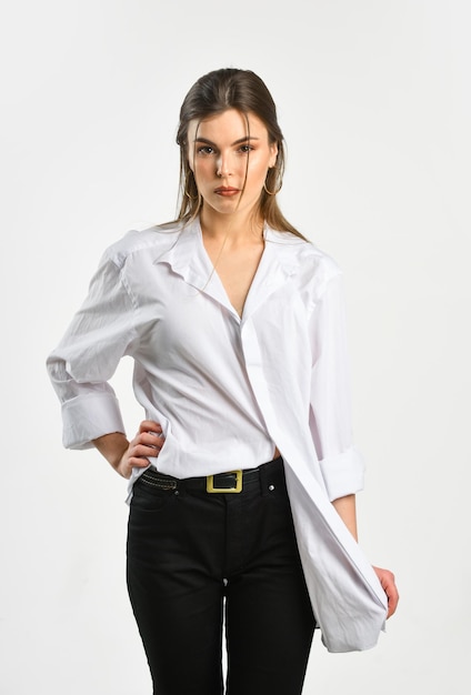 Foto mujer aislada en blanco mujer sexy usar camisa de oficina belleza femenina y moda elegante mujer de negocios elegante modelo chica seguir código de vestimenta su estilo casual