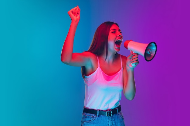 Mujer aislada sobre fondo de neón