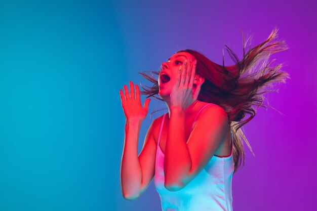 Mujer aislada sobre fondo de neón