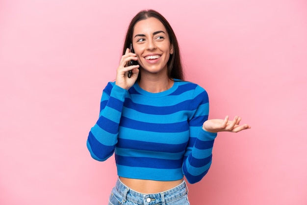 mujer aislada sobre fondo rosa