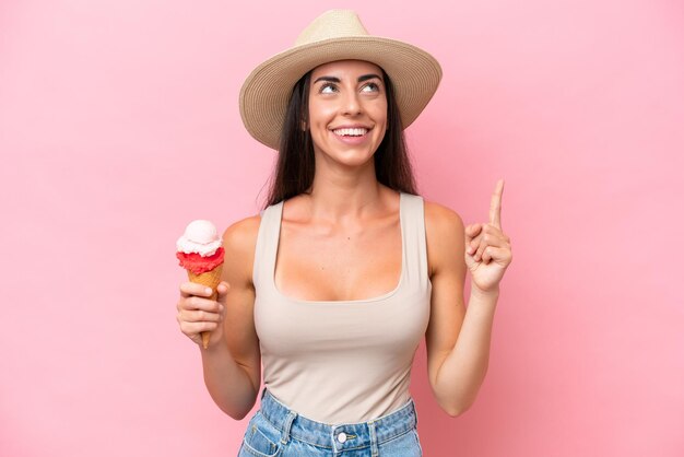 mujer aislada sobre fondo rosa