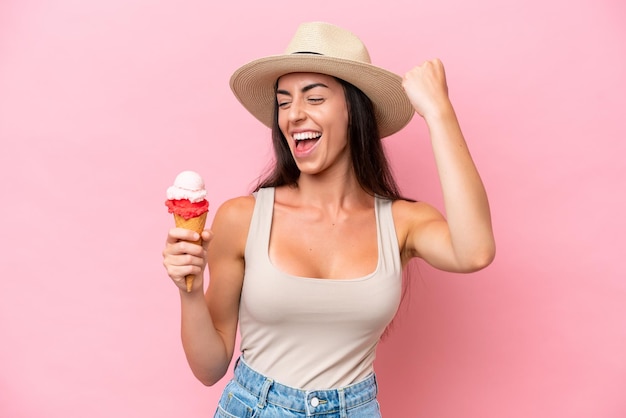 mujer aislada sobre fondo rosa