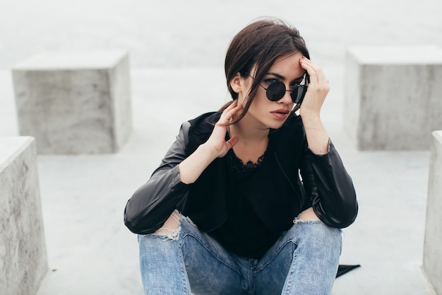 Mujer ajustando el cabello