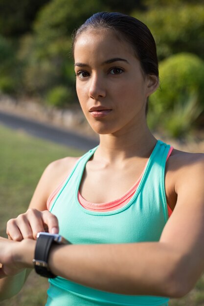 Mujer ajustando una hora en reloj de pulsera