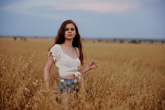 Mujer al aire libre en el campo a pie verano libertad inalterada