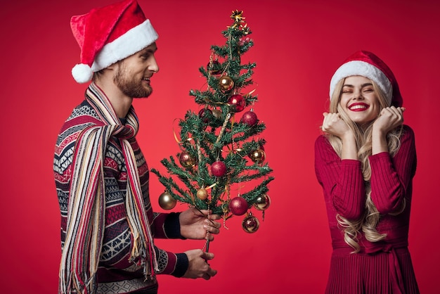 Mujer al lado del hombre retrato familiar decoración del árbol de Navidad vacaciones foto de alta calidad