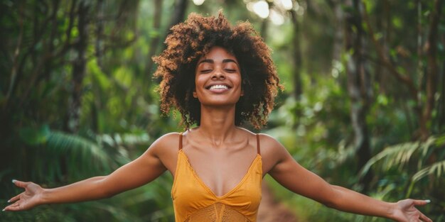 Una mujer alegre abrazando la naturaleza en la exuberante selva verde