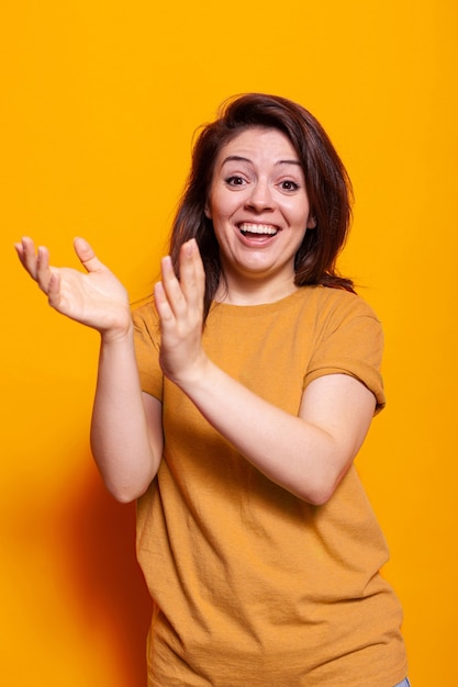 Mujer alegre aplaudiendo para celebrar el logro