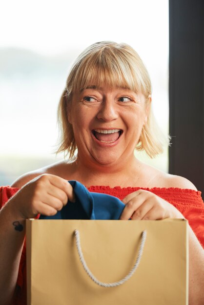 Foto mujer alegre con bolsa de compras