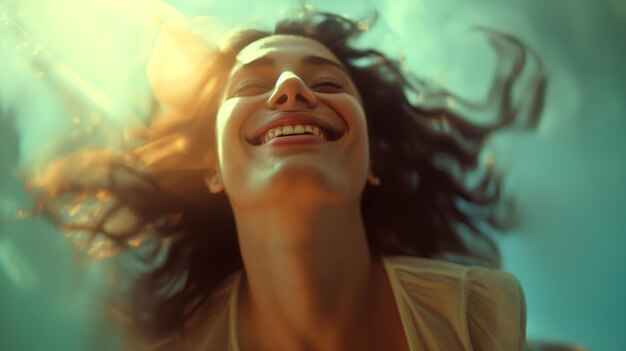 Foto mujer alegre con el cabello que fluye se baña en el calor de un día soleado encarnando la felicidad