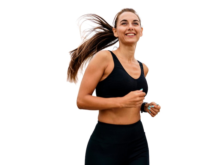 Foto mujer alegre con el cabello que fluye corriendo en ropa atlética que irradia positividad fondo blanco