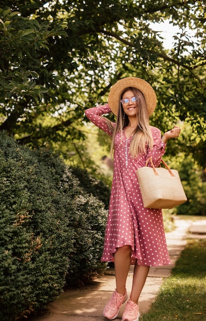 Mujer alegre caminando en el parque de verano