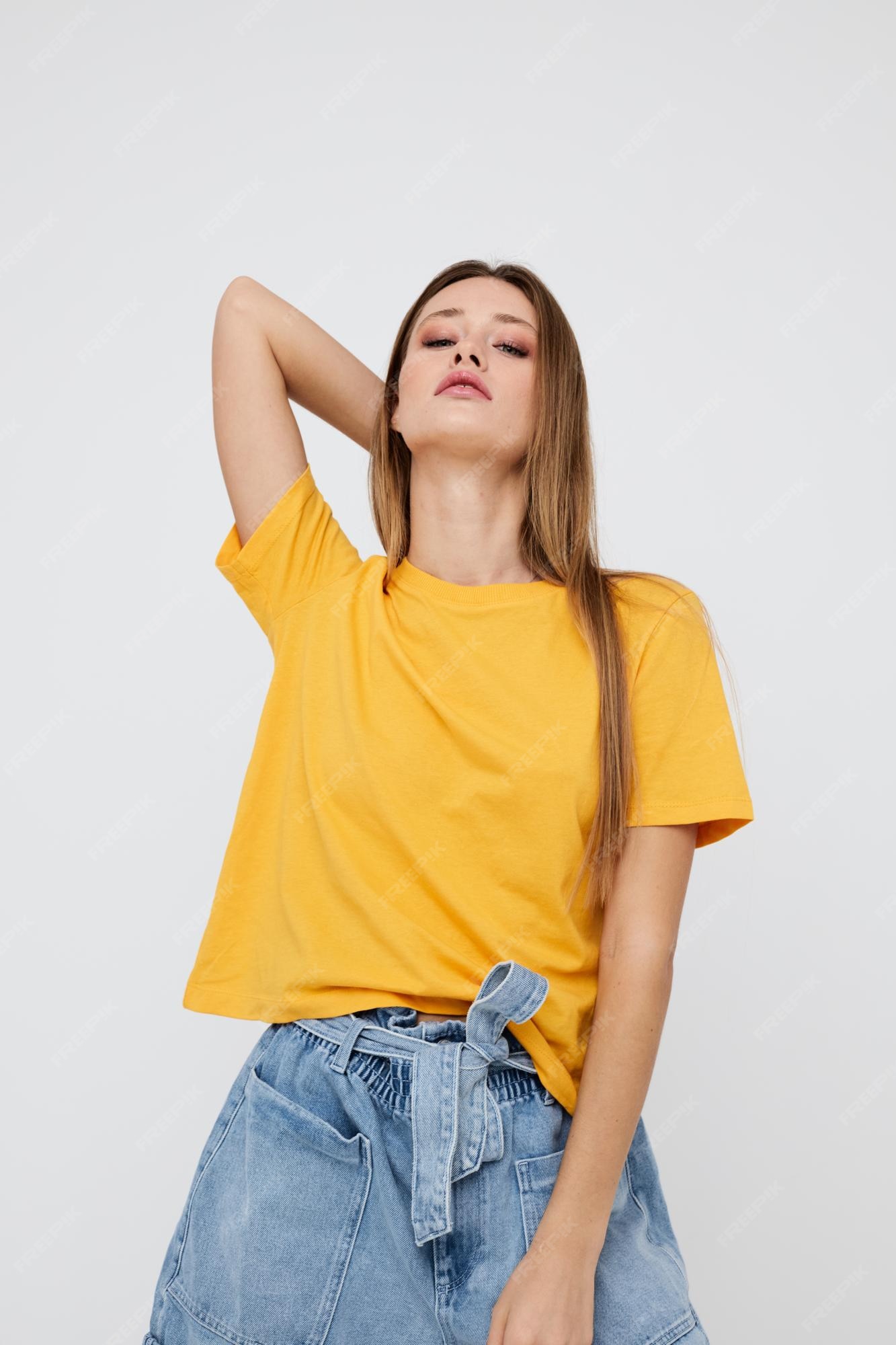 alegre una camiseta amarilla y pantalones cortos de juvenil fondo claro | Foto Premium