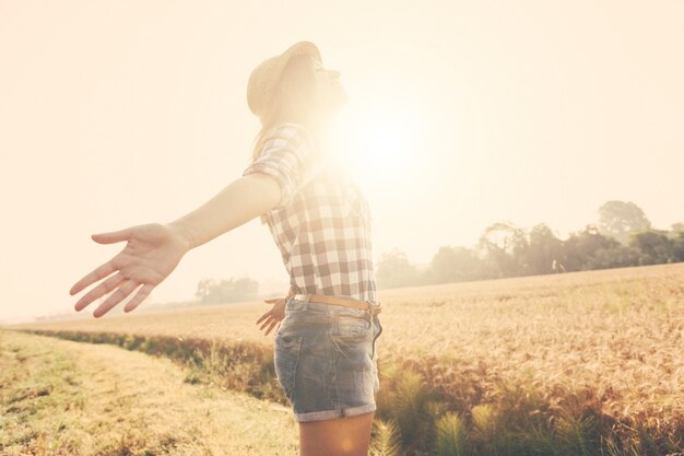 Mujer alegre en el campo