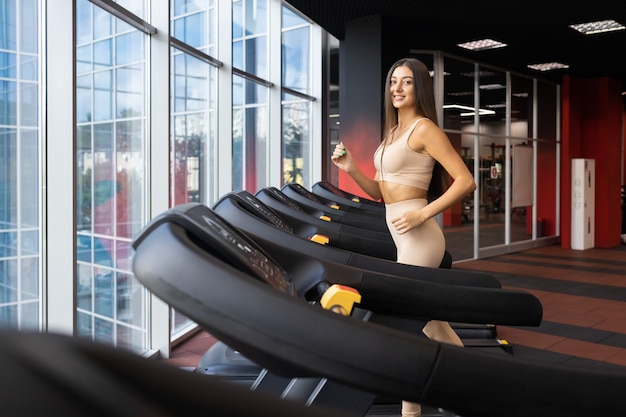 Mujer alegre para correr en el gimnasio