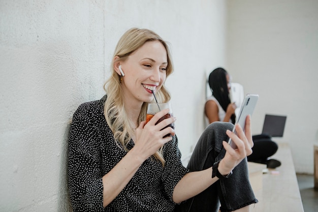 Foto mujer alegre escuchando música desde su teléfono