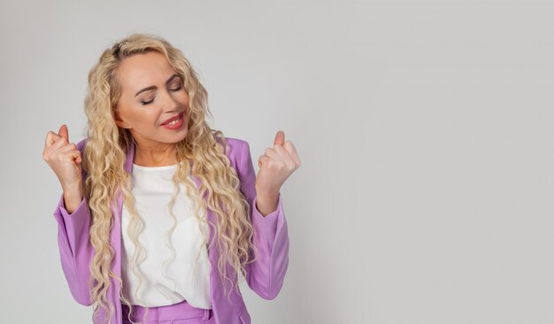 Mujer alegre y feliz levantando sus manos con su puño