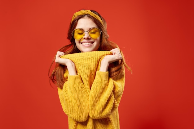 Mujer alegre en gafas amarillas suéter estilo retro de moda hipster