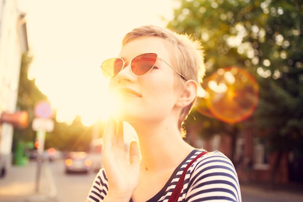 Mujer alegre con gafas de sol caminar romance estilo de vida