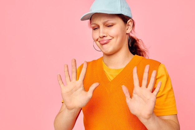 Mujer alegre en gorras azules moda posando emociones vista recortada inalterada