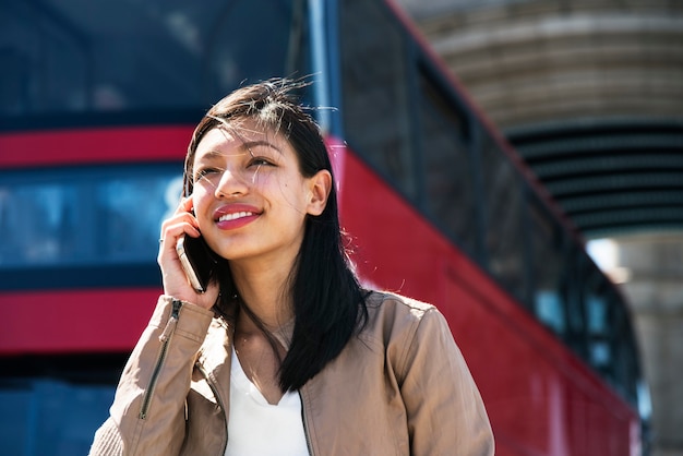 Mujer alegre haciendo una llamada