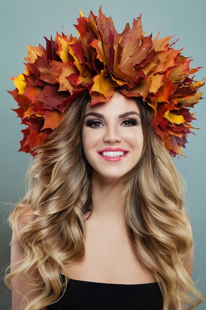 Mujer alegre con hojas de otoño retrato sonriente