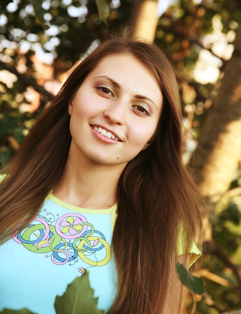 Foto mujer alegre en el jardín