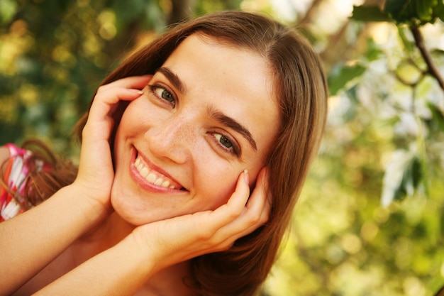 Mujer alegre en el jardín