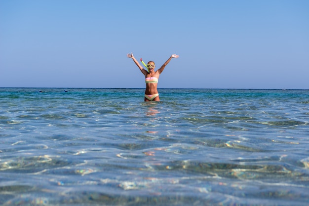 Mujer alegre con máscara de snorkel