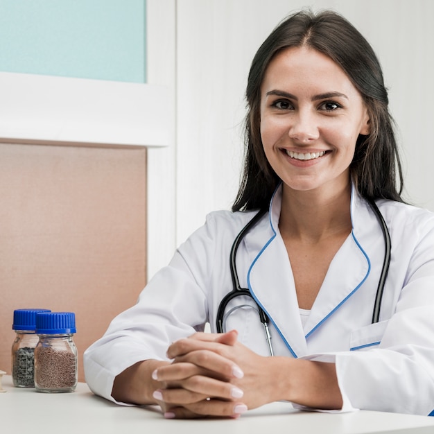 Foto mujer alegre médico en el hospital