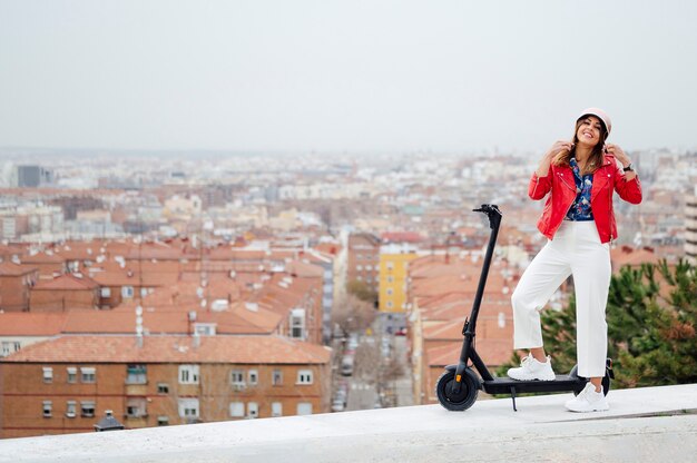 Mujer alegre montando un patinete