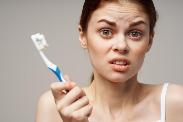 Mujer alegre pasta de dientes cepillarse los dientes estilo de vida de estudio de salud dental
