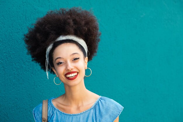 Mujer alegre con peinado y maquillaje afro