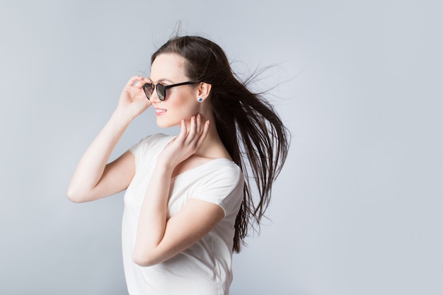 Mujer alegre con pelo en el viento