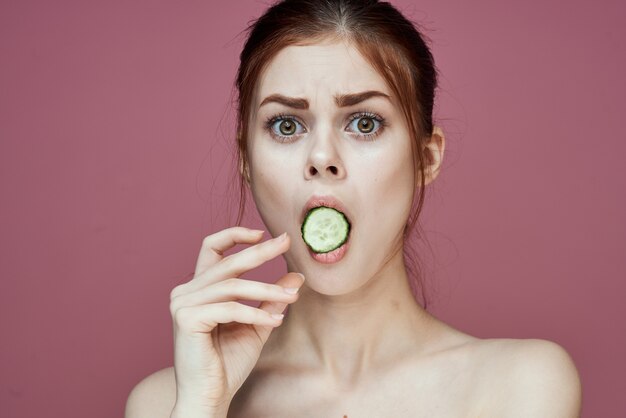 mujer alegre pepinos vitaminas piel limpia salud. Foto de alta calidad