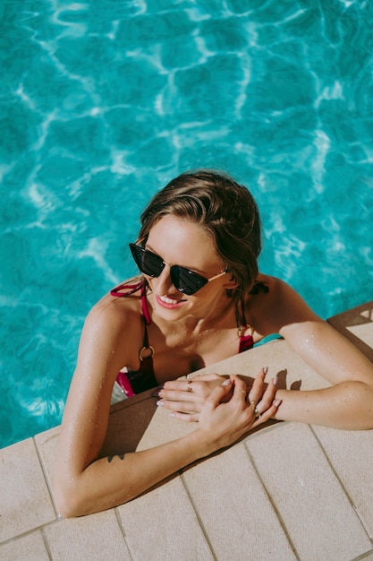 Mujer alegre en una piscina