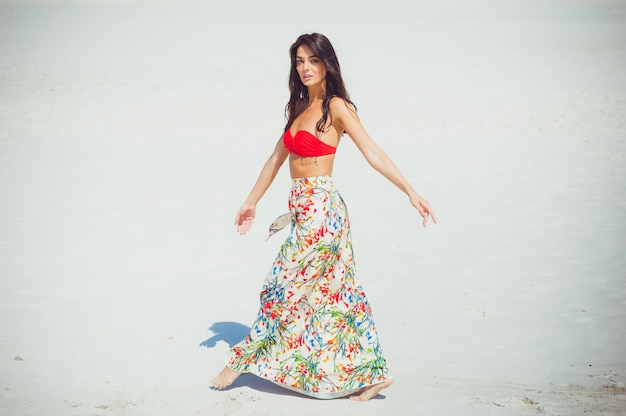 Foto mujer alegre en la playa