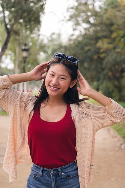 Mujer alegre se pone las gafas de sol en el pelo