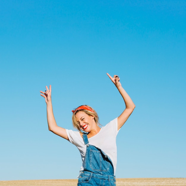 Foto mujer alegre posando en el campo