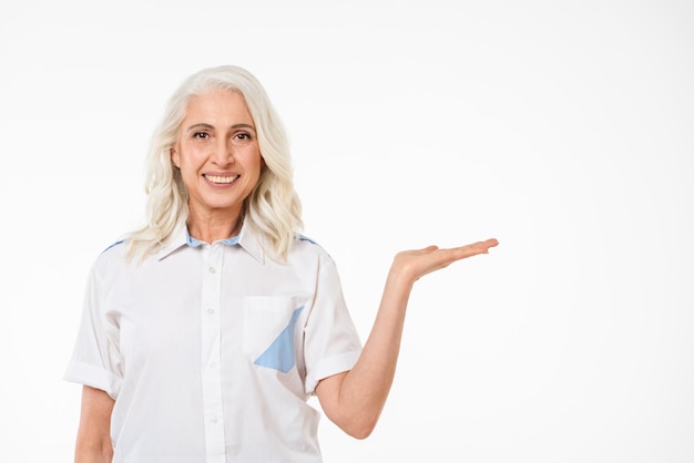 Foto mujer alegre que muestra copyspace.