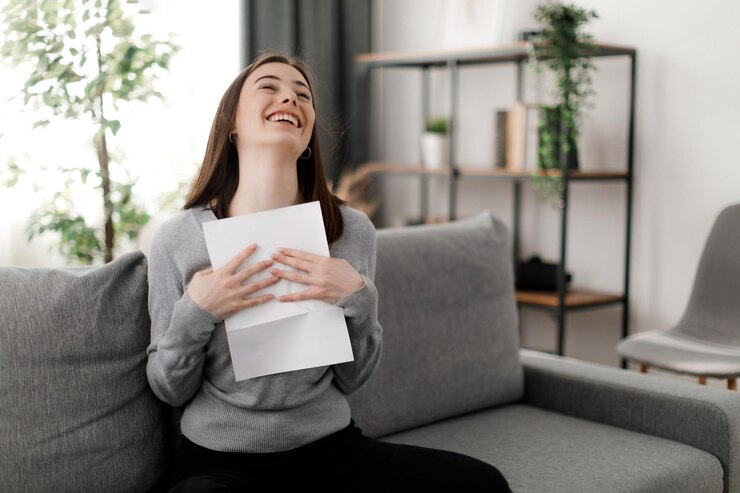 Mujer alegre recibiendo carta