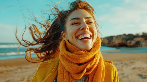 Foto una mujer alegre riendo en una playa soleada perfecta para conceptos de viaje y ocio
