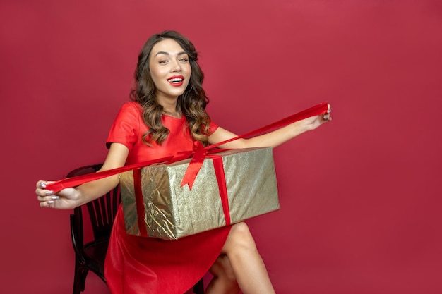 Mujer alegre sobre un fondo rojo.