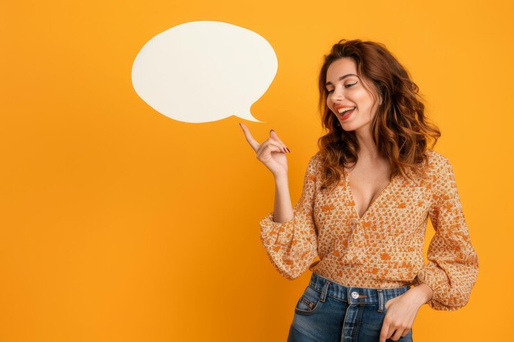 Mujer alegre con un sombrero sosteniendo una burbuja de habla en blanco contra un fondo amarillo vibrante lista para su texto
