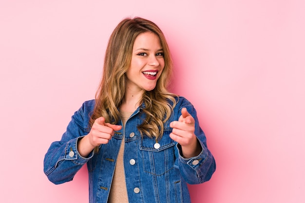 Mujer, alegre, sonrisas, señalar