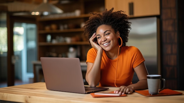 Foto mujer alegre trabajando en una computadora portátil en casa