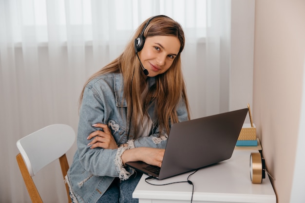 Mujer alegre trabajando en la computadora portátil