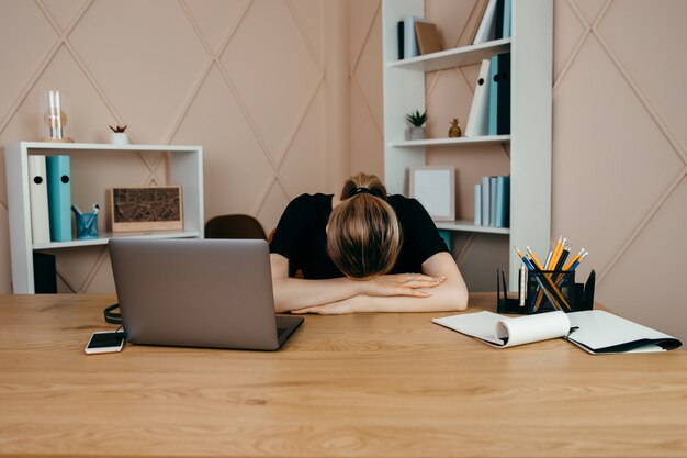 Mujer alegre trabajando en la computadora portátil