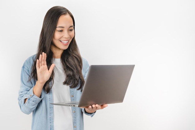 Mujer alegre videochat en equipo portátil aislado sobre fondo blanco.