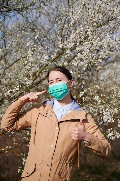 Mujer alérgica que sufre de alergia estacional en primavera